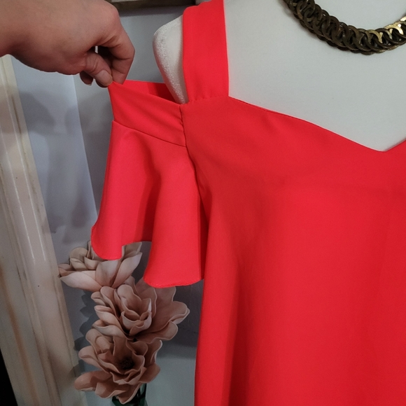 🌞4/$20 Cold Shoulder Top - Picture 3 of 6